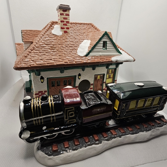DEPARTMENT SNOW VILLAGE 5122-5 Village Station and Train Christmas decoration